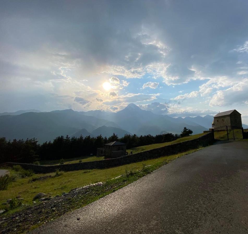 Dato Khetaguri Apartment Kazbegi Bagian luar foto